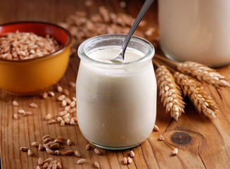 yogurt bianco con cereali nel barattolo di vetro