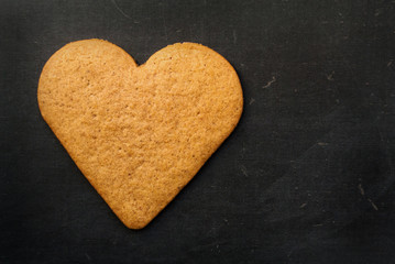 Obraz premium Heart Gingerbread Cookie on black background