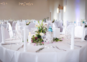 festlich gedeckter tisch