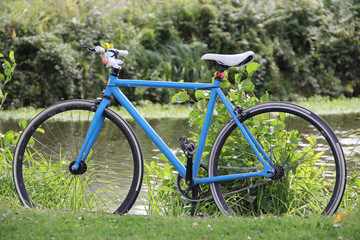 Fototapeta na wymiar single speed blue bicycle