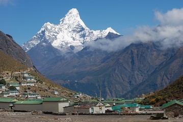 Dorf Khumjung und Gipfel Ama Dablam (6814 m) in Nepal