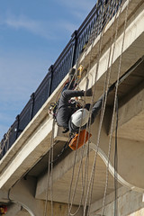 travail sur un pont par des ouvriers acrobates