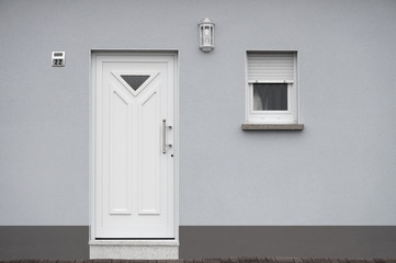 Obraz na płótnie Canvas Modernisierte Fassade eines Wohnhauses in grau