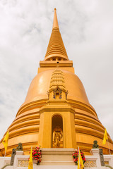 Fototapeta premium Golden pagoda at Wat Bowon Niwet in Bangkok ,Thailand