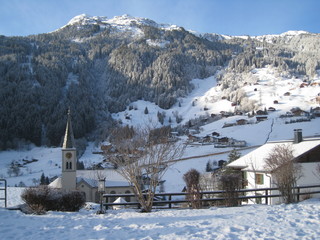 Garschurn, Blick auf Kirche und Skigebiet Silvretta Nova