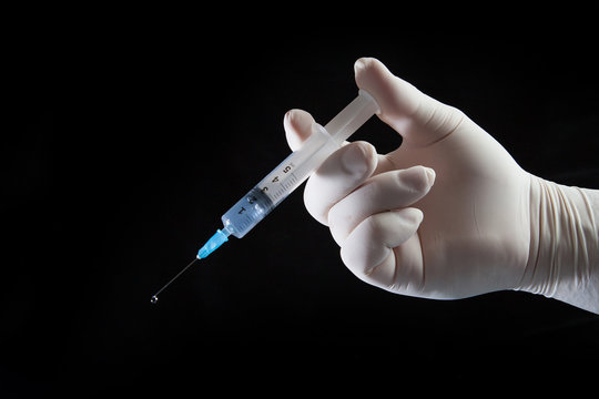 Mano con siringa - sanit&agrave;