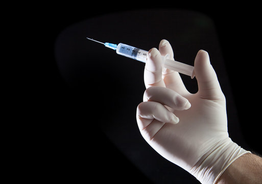 Mano con siringa - sanit&agrave;