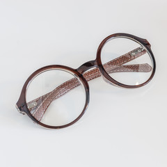 round glasses on white
