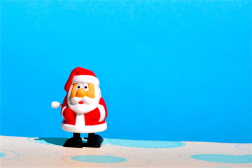 Weihnachtsmann vor blauem Hintergrund