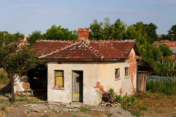 Fototapeta na wymiar old deserted house