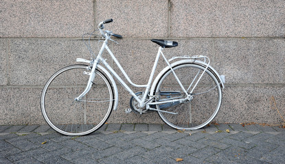 Fototapeta na wymiar old white bike