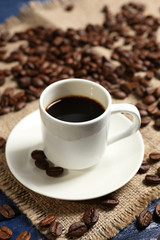 Obraz premium Cup of coffee on wooden table