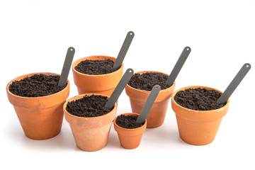 Blumentöpfe mit Erde und Stecketiketten