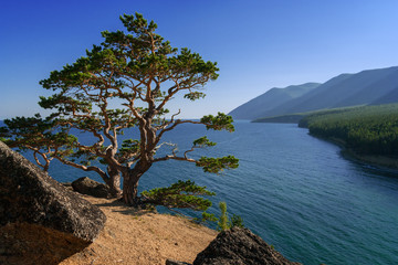 Fototapeta na wymiar View of Baikal from the cliff