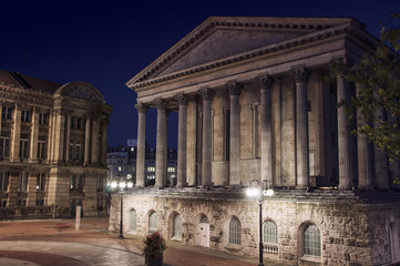 Obraz premium Old building of Birmingham Town Hall, UK at night