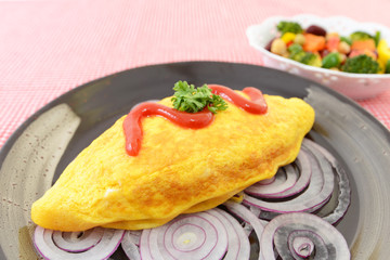 美味しそうなオムライスとサラダ