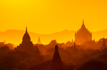 The Temples of bagan at sunrise, Bagan, Myanmar - obrazy, fototapety, plakaty