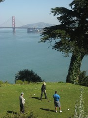 Drei Senioren beim Golfen in der Nähe der Golden Gate Bridge