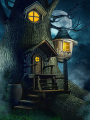 Baśniowy domek w drzewie nocą na tle księżyca