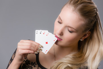 Hübsche junge Frau mit Spielkarten