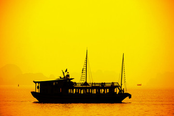 Obraz premium Halong Bay in sunset, Vietnam. Unesco World Heritage Site.
