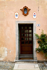 Fototapeta na wymiar italy lombardy in the milano old church door flower