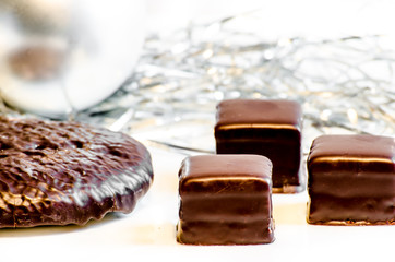 Dominosteine mit Lebkuchen, Christbaumkugel und Lametta