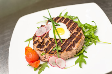 Hamburger di manzo arrosto con contorno