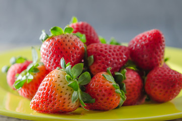  red strawberries on dish