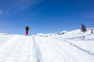 Fototapeta na wymiar Escursionista in montagna con neve