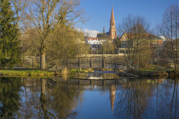 Fototapeta na wymiar Zwiesel - der Dom des Bayerwaldes im Spiegelbild d.Stadtpark