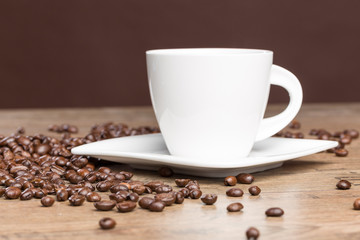 Kaffeetasse und Kaffeebohnen