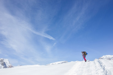 Naklejka na ściany i meble Escursionista in montagna con neve