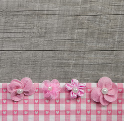 Holz Hintergrund shabby style mit rosaroten Blümchen