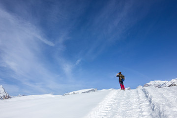Escursionista in montagna con neve