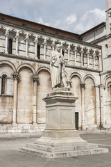 Fototapeta na wymiar Lucca, Italy, statue of Francesco Burlamacchi, behind the cathed