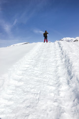 Fototapeta na wymiar Escursionista in montagna con neve