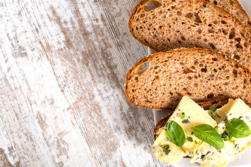 Vollkornbrot mit Roquefort