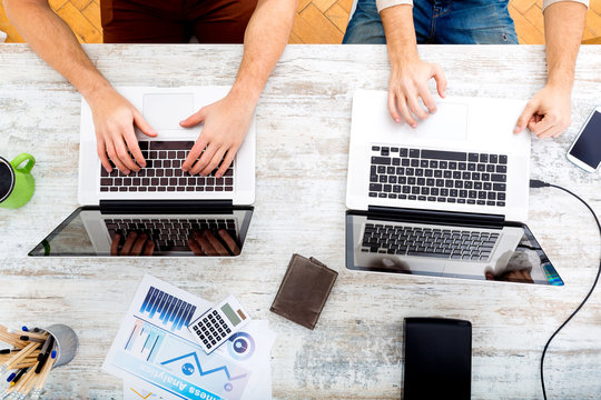 Kollegen arbeiten zusammen im B&uuml;ro