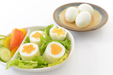 新鮮なサラダとゆで卵