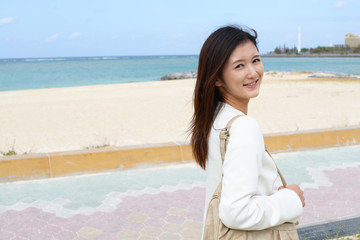 海岸で寛ぐ女性