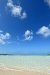 美しい沖縄のビーチと夏空