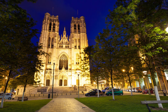 Cathedrale des Saints Michel et Gudule at night