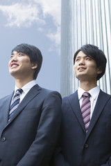 ビルの前に立つビジネスマン