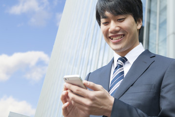 メールをするビジネスマン