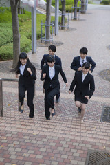 階段を上がる新社会人