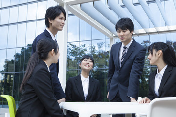 談笑する新社会人