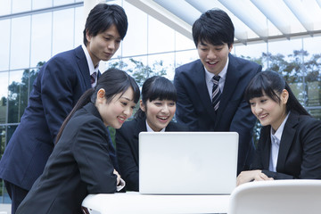 Obraz premium 調べものをする新社会人