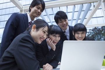 調べものをする新社会人