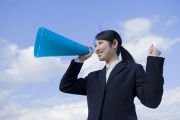 メガホンを持つビジネスウーマン